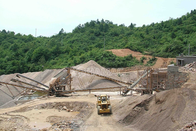 Full view of an aggregate crushing and screening plant
