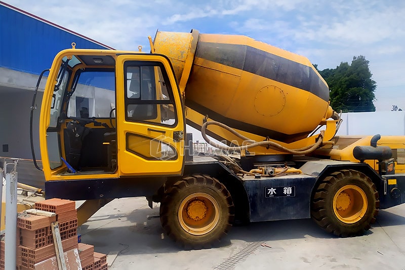 The side view of the 4m<sup>3</sup>  self-loading mobile concrete mixer