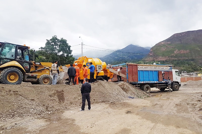 Hormigonera con bomba DHBT15 funciona en Perú