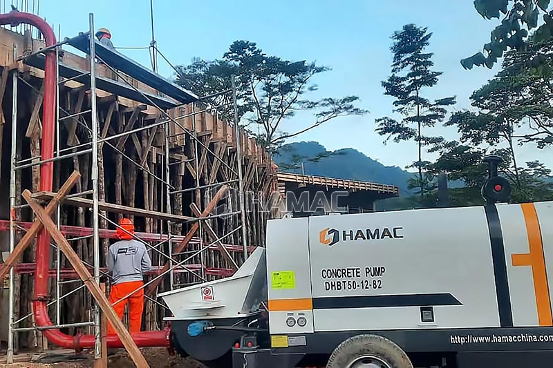 Bomba de hormigón diésel trabajando en Tingo María, Perú