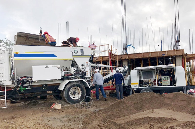 Concrete pump works together with mobile concrete mixer