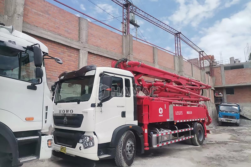 Camión bomba pluma de 30M aparece en el sitio de trabajo en Arequipa Socabaya Perú