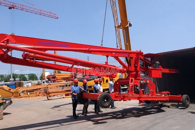 Pluma distribuidora de hormigón móvil cargada en un contenedor