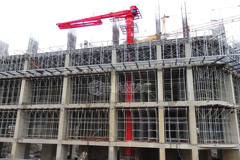 Pluma distribuidora autotrepante instalada en el edificio