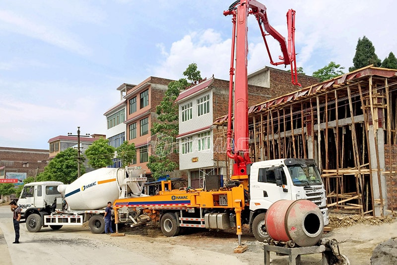 Pumpcrete truck works together with truck mixer