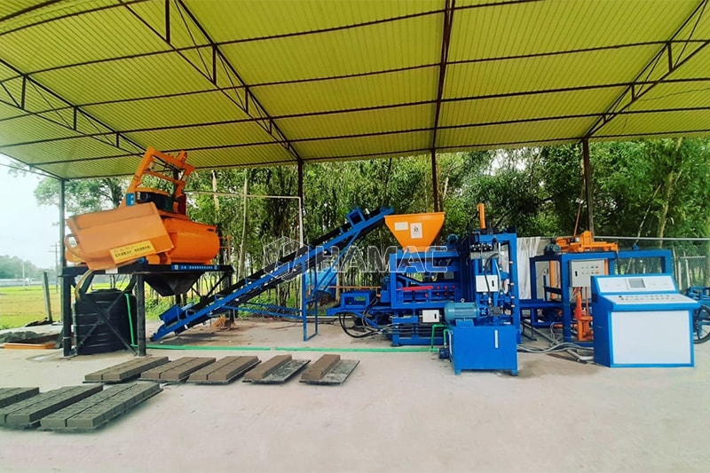 Concrete block making machine is producing paver bricks