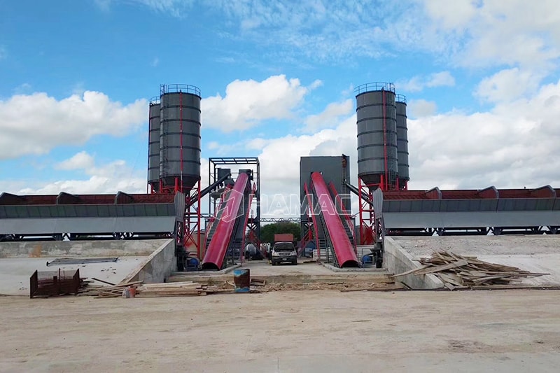 Planta de hormigón cargada por cinta transportadora