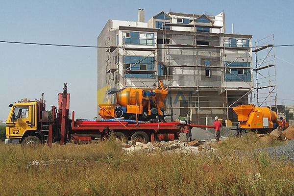 Hormigonera HBT30 con bomba en Cabo Verde