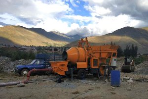 Mezcladora de concreto con bomba DHBT15 en Perú