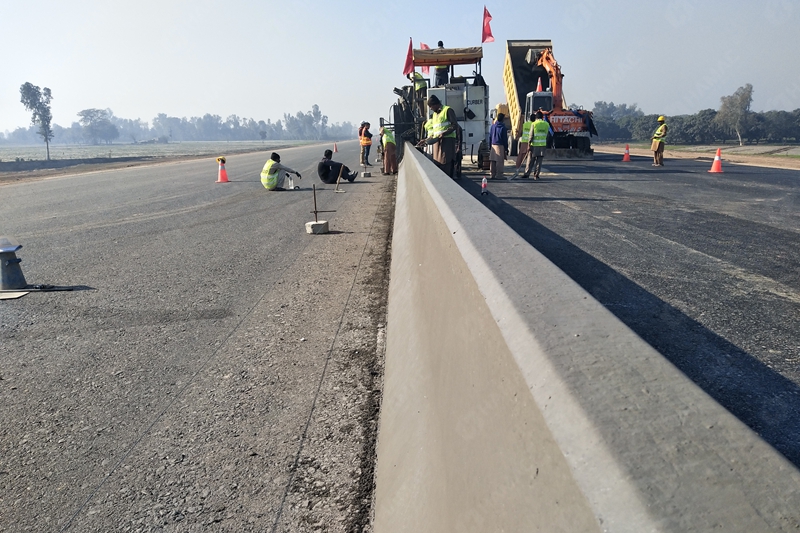 Pavimentadora de encofrado deslizante HAMAC exportada para la construcción de la carretera de circunvalación de Mauricio.