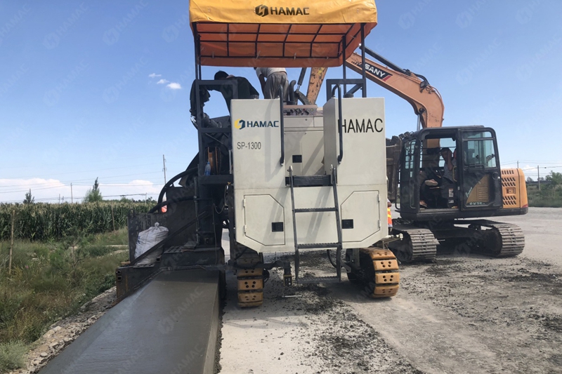 Aplicación de la extendedora de encofrado deslizante HAMAC en la construcción de arcenes de carreteras