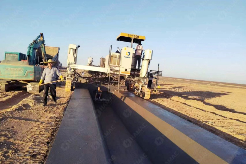 Pavimentadora de encofrado deslizante HAMAC para la construcción de canales de agua
