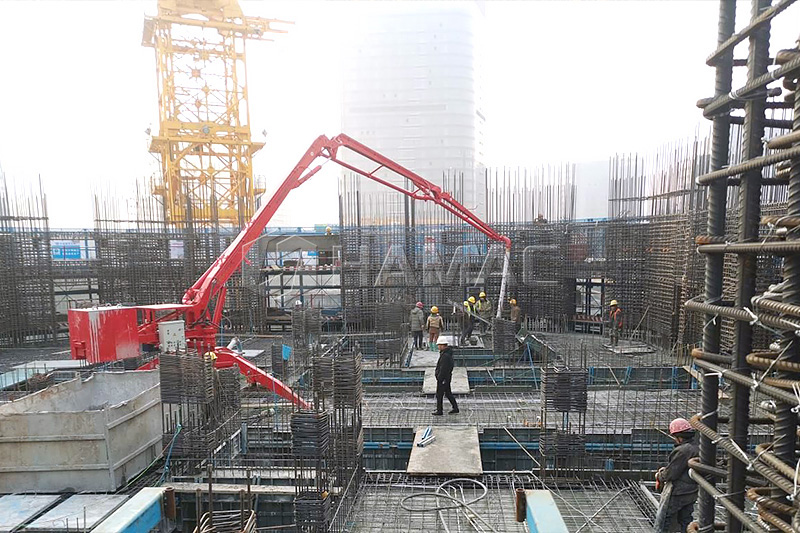 32 m self-climbing concrete placing boom