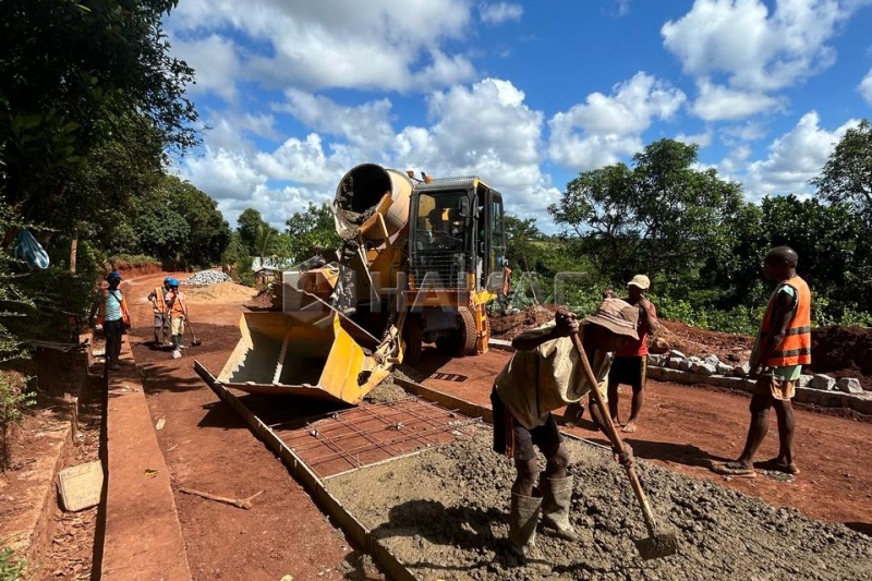 Autohormigonera HMC400 para Obras Viales en Madagascar